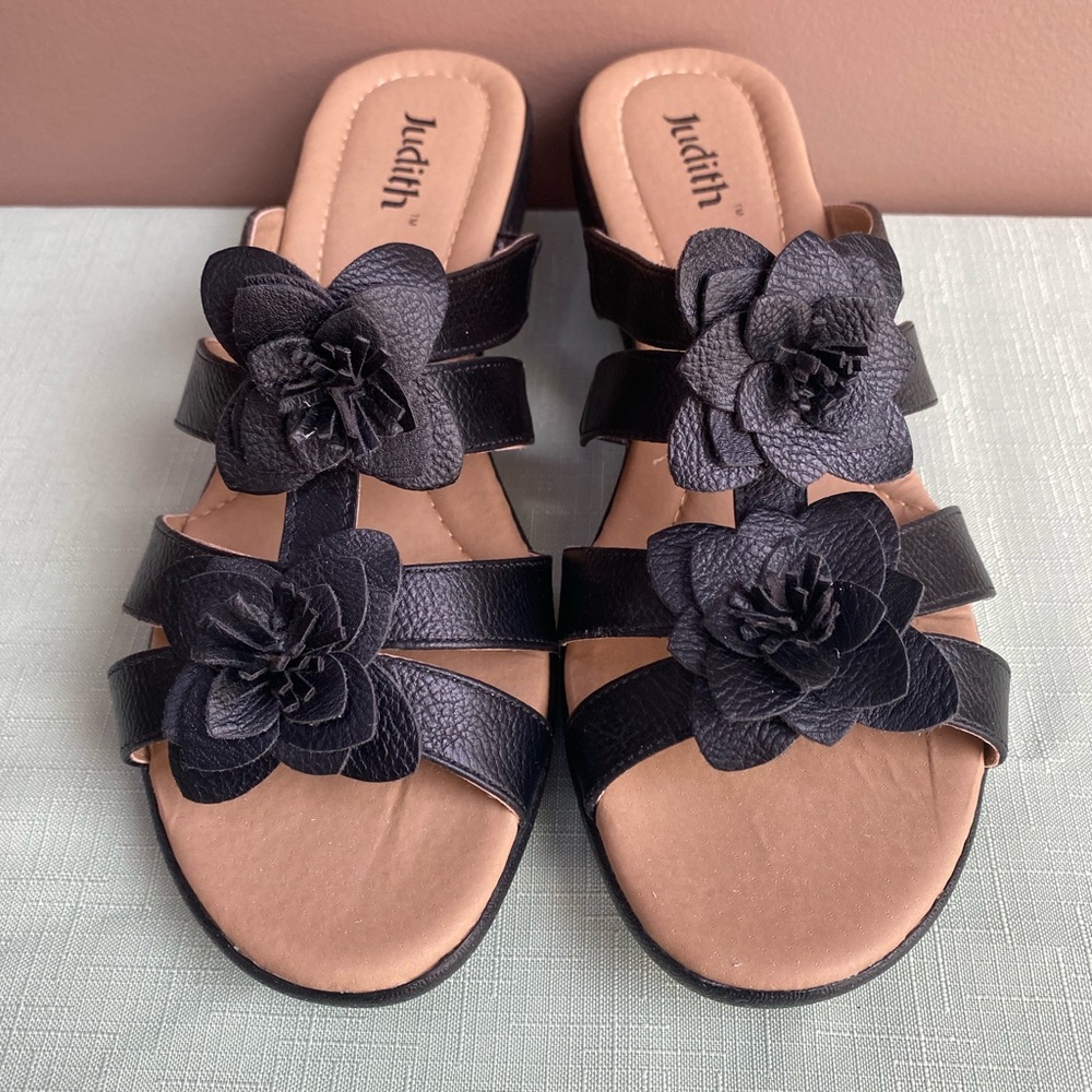 🖤Women's Size 8.5M Judith Tony 2 Black Wedge Sandals with Flower Accents🖤